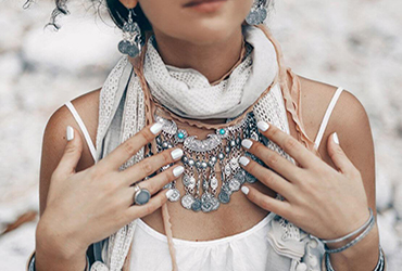 The jewelry in the painting is exquisite and fascinating