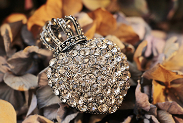 Bonhams honors women and pearls at online auction